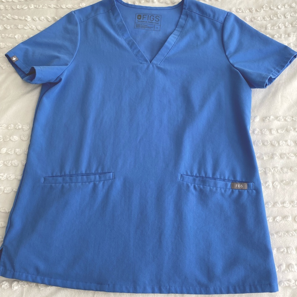 Figs 2 pocket scrub top